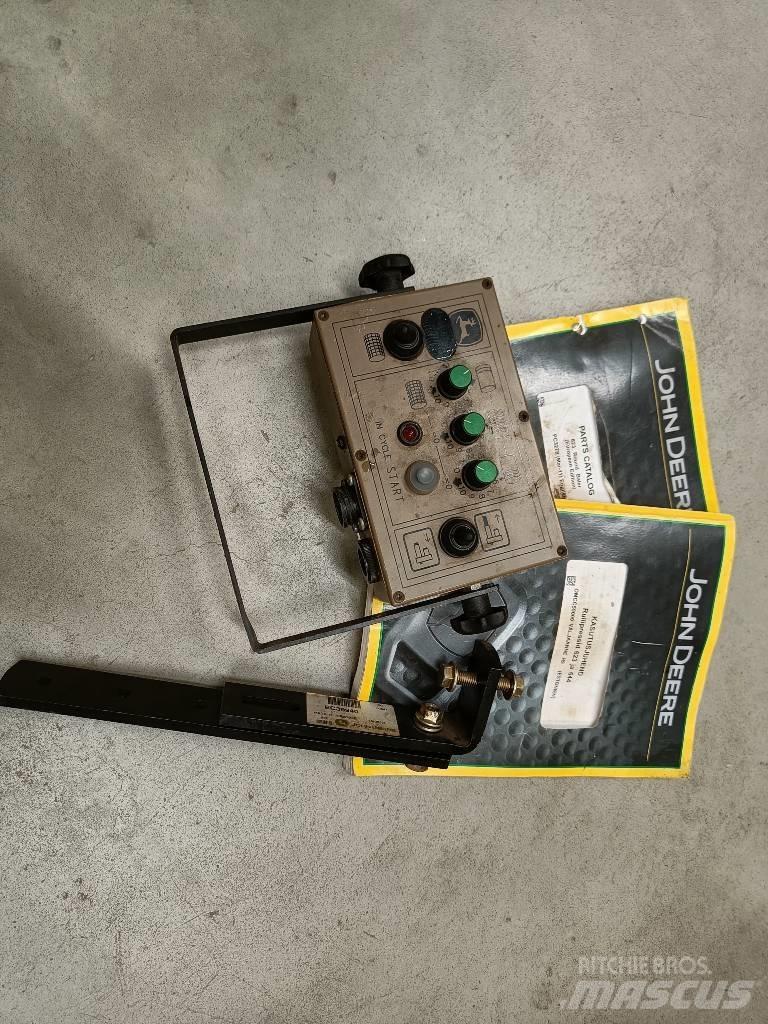 John Deere 623N Lis na válcové balíky