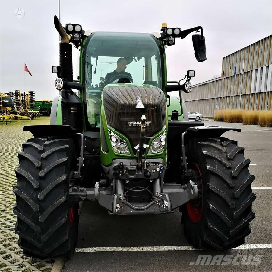 Fendt 718 Vario Traktory