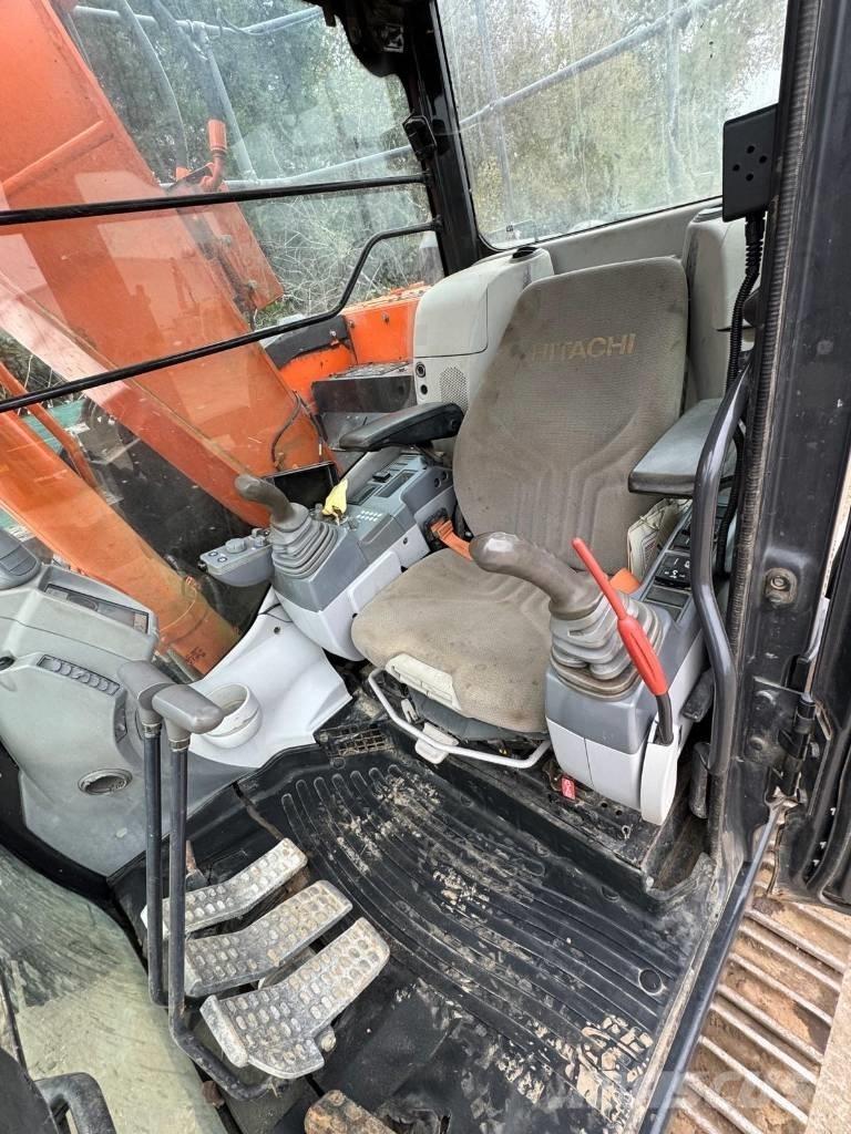 Hitachi ZX 135 US-5B Pásová rýpadla