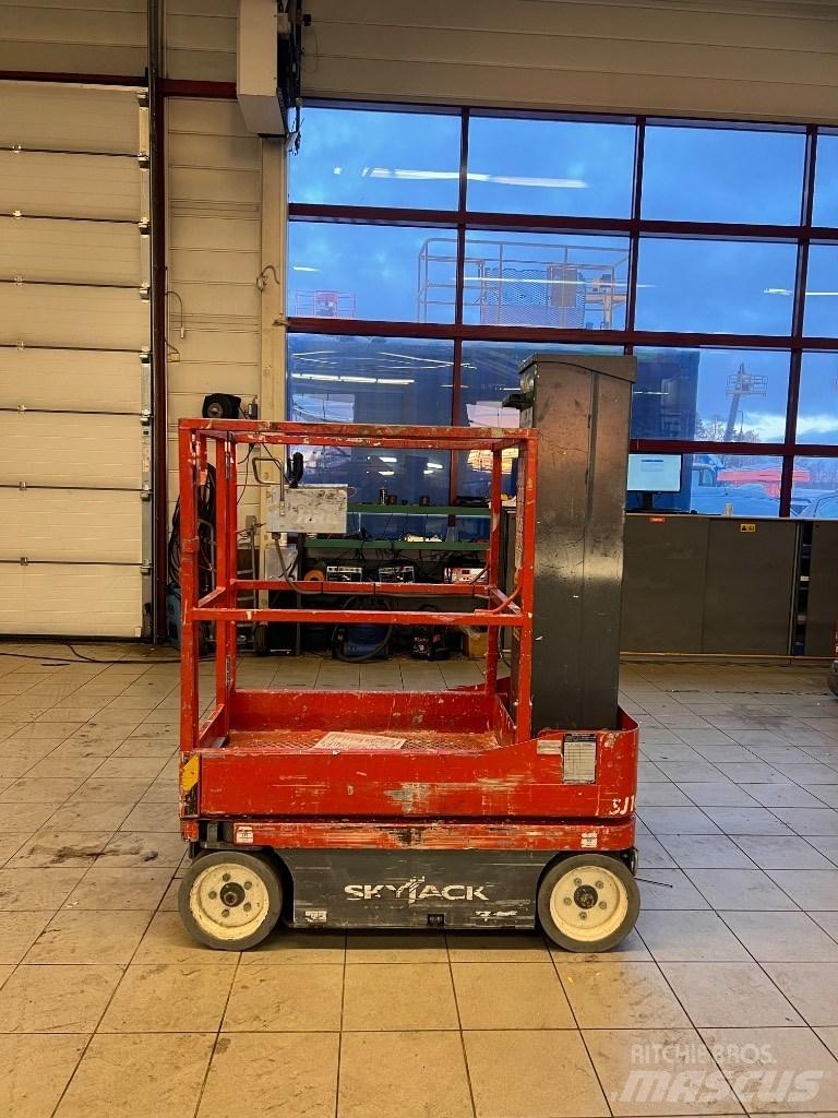SkyJack SJ 16 Vertikální sloupové výtahy