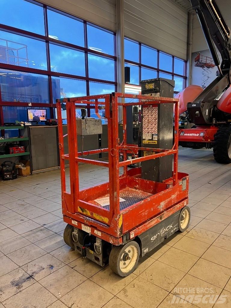 SkyJack SJ 16 Vertikální sloupové výtahy