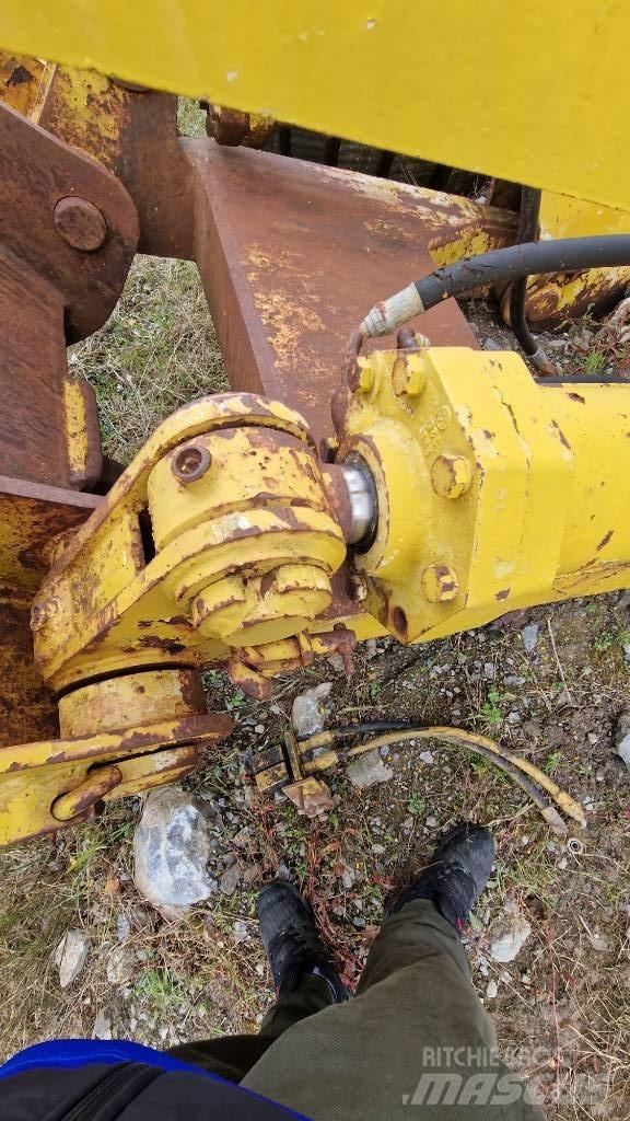 Komatsu D85 Podvozky a zavěšení kol