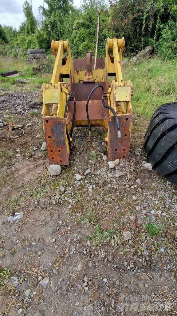 Komatsu D85 Podvozky a zavěšení kol