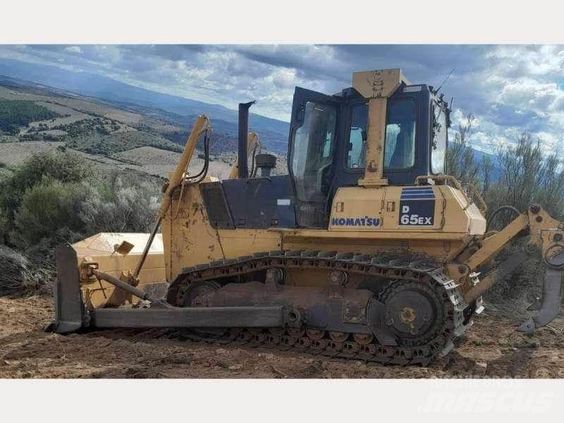 Komatsu D65EX-15 Pásové dozery