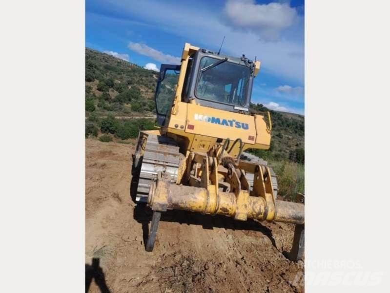 Komatsu D65EX-15 Pásové dozery