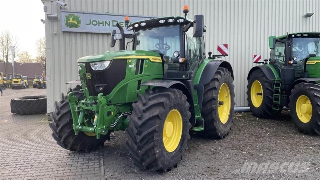 John Deere 6R215 Traktory