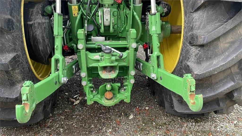 John Deere 6R215 Traktory