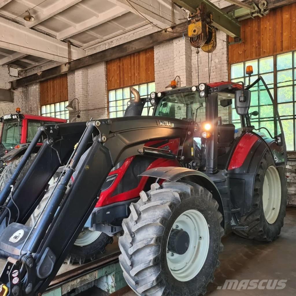 Valtra T 174 Traktory