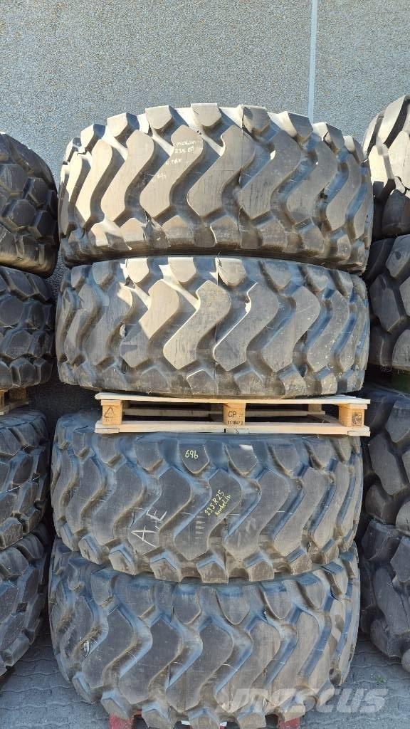 Michelin 23.5 R25 Pneumatiky, kola a ráfky
