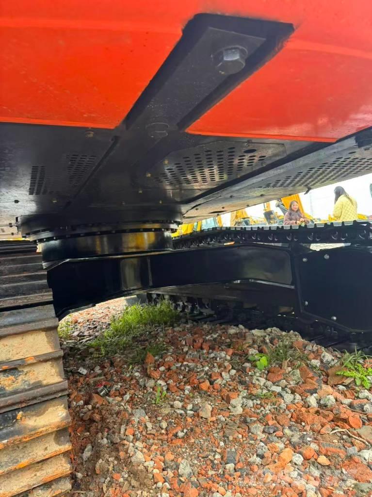 Hitachi ZX 200 Pásová rýpadla