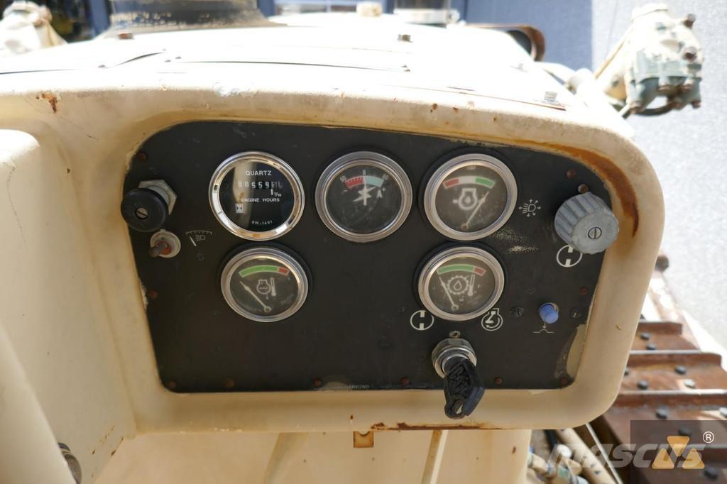 CAT D7G Ex-army Pásové dozery