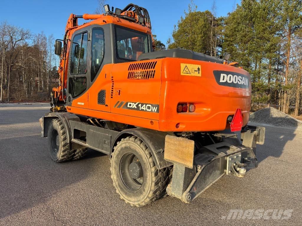 Doosan DX 140 W + vagn Kolová rýpadla