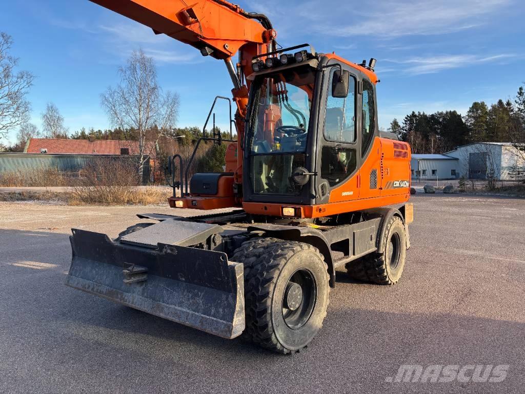 Doosan DX 140 W + vagn Kolová rýpadla