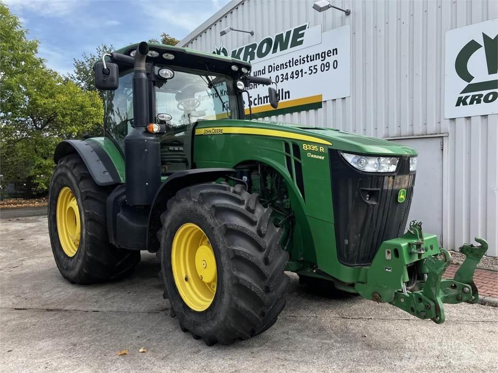 John Deere 8335R Traktory