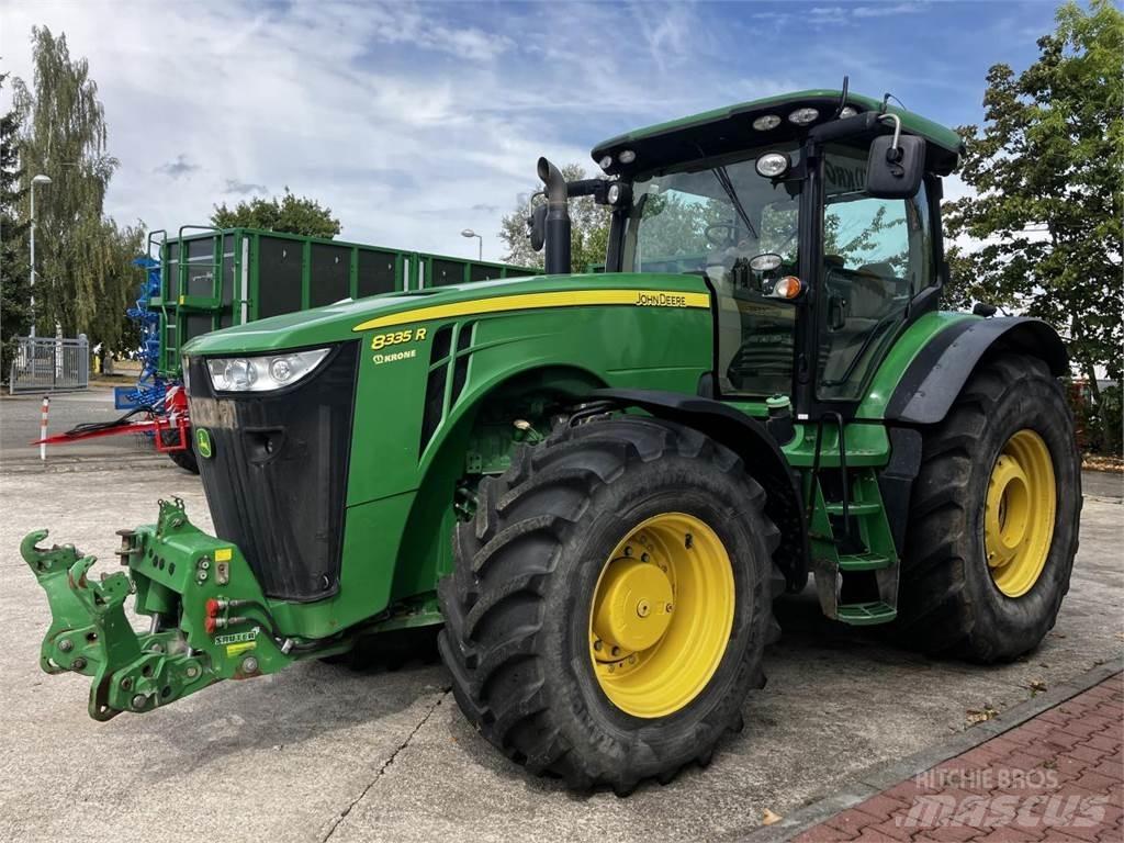 John Deere 8335R Traktory