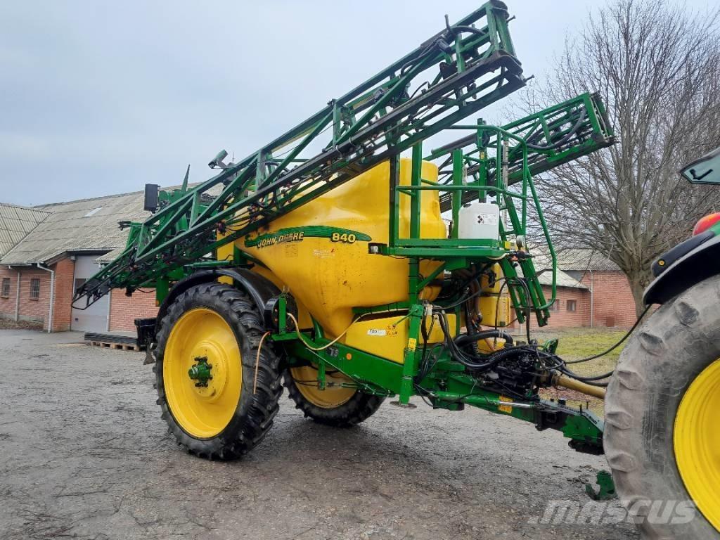 John Deere 840 Tažené postřikovače
