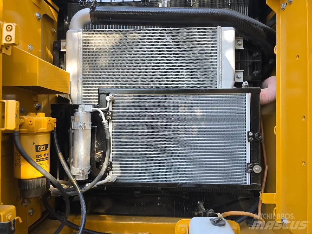 CAT 320D2 Pásová rýpadla