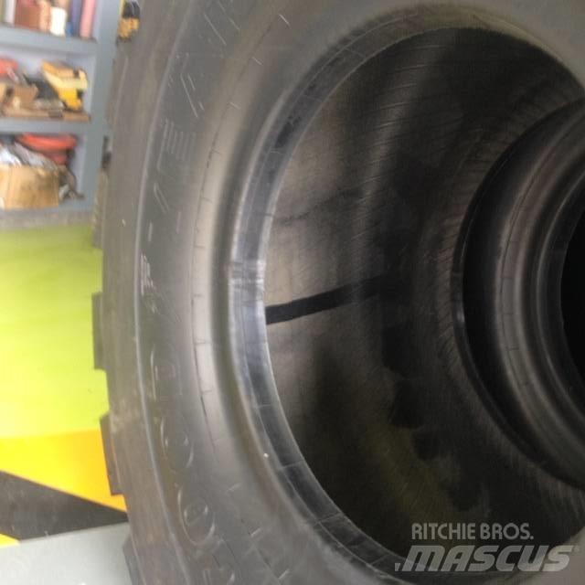 Goodyear 3565R33 L5 Pneumatiky, kola a ráfky