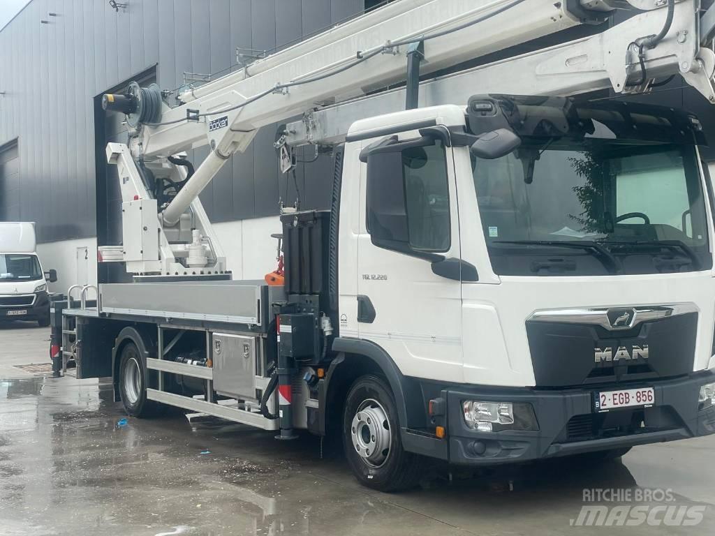 Böcker AK 36/4000 Univerzální terénní jeřáby