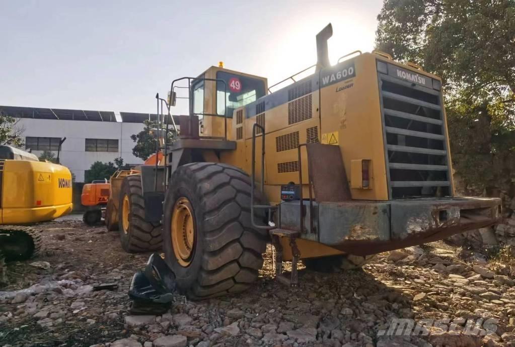 Komatsu WA 600 Kolové nakladače