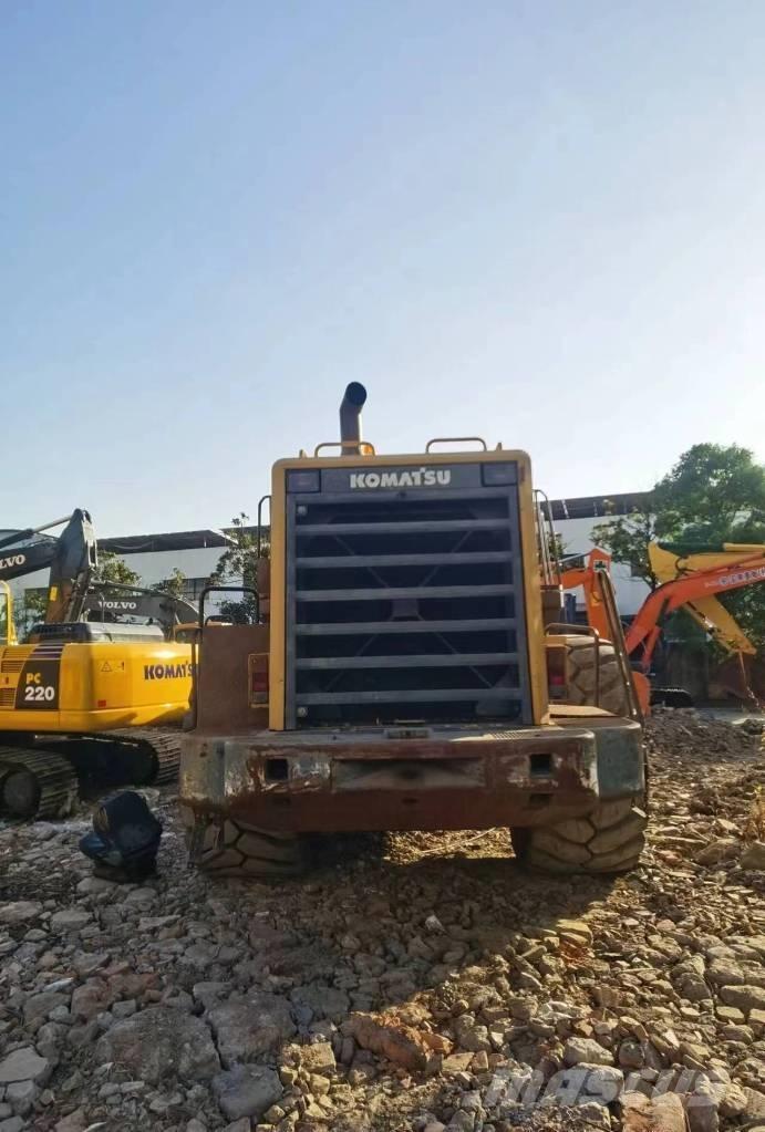 Komatsu WA 600 Kolové nakladače