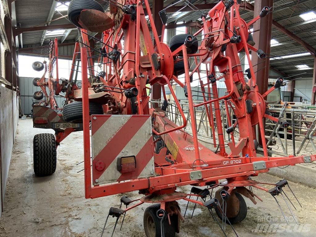 Kuhn GF8702 Obraceče a shrabovače sena