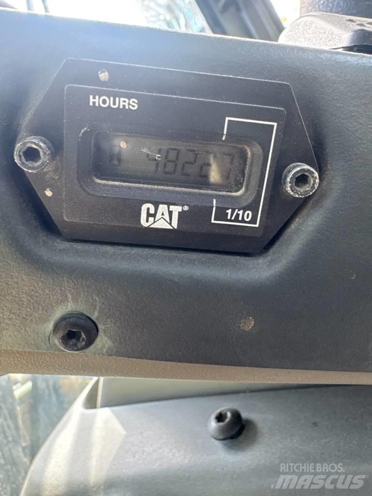 CAT 906 Kolové nakladače