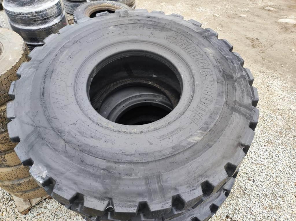  23.5 R25 tires Pneumatiky, kola a ráfky