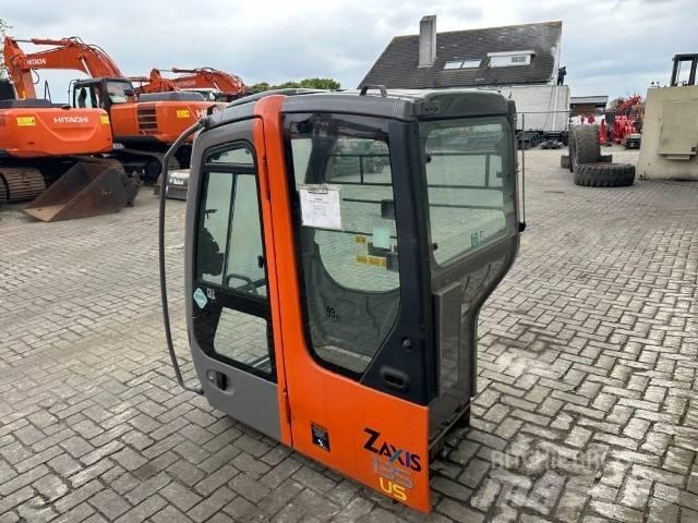 Hitachi Zaxis Kabiny a interiér