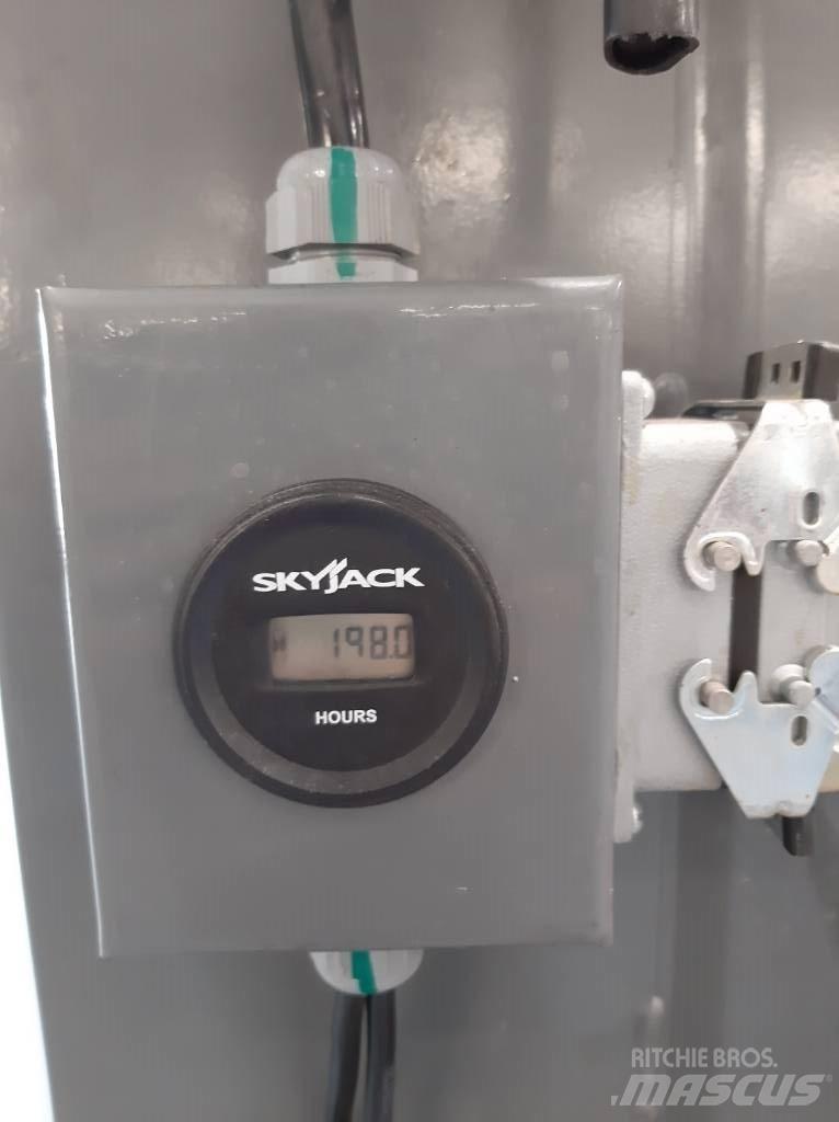 SkyJack SJ 16 Vertikální sloupové výtahy