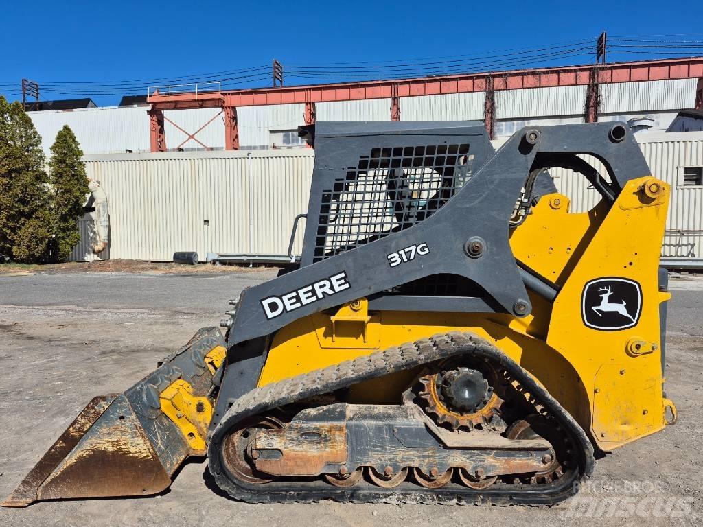 John Deere 317 Smykem řízené nakladače