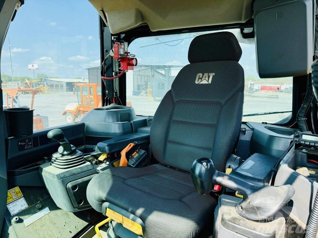 CAT D 7 Pásové dozery