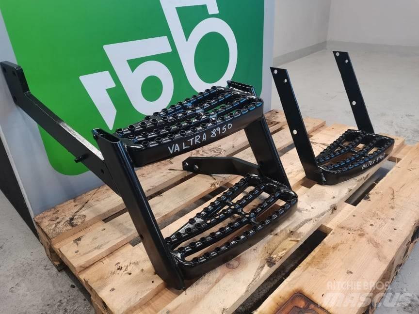 Valtra 8550 stairs Kabiny a interiér