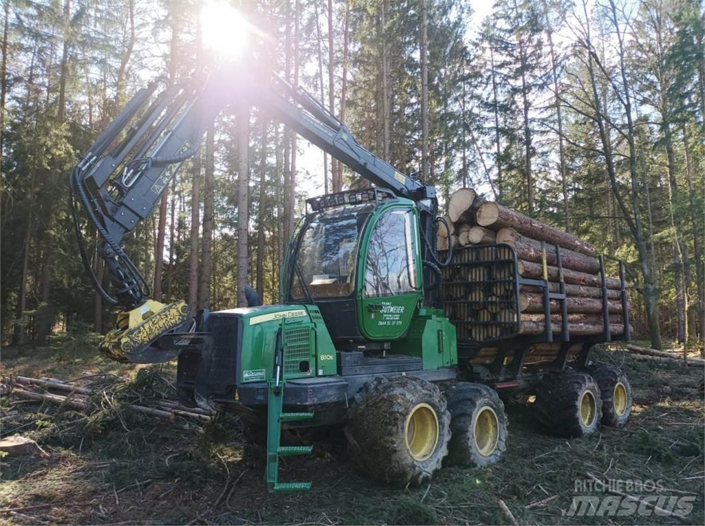 John Deere 810 E Vyvážecí traktory