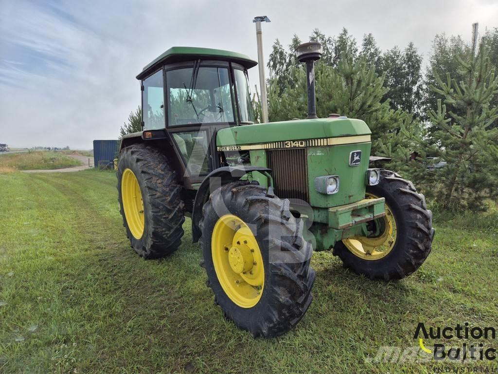 John Deere MFWD Traktory