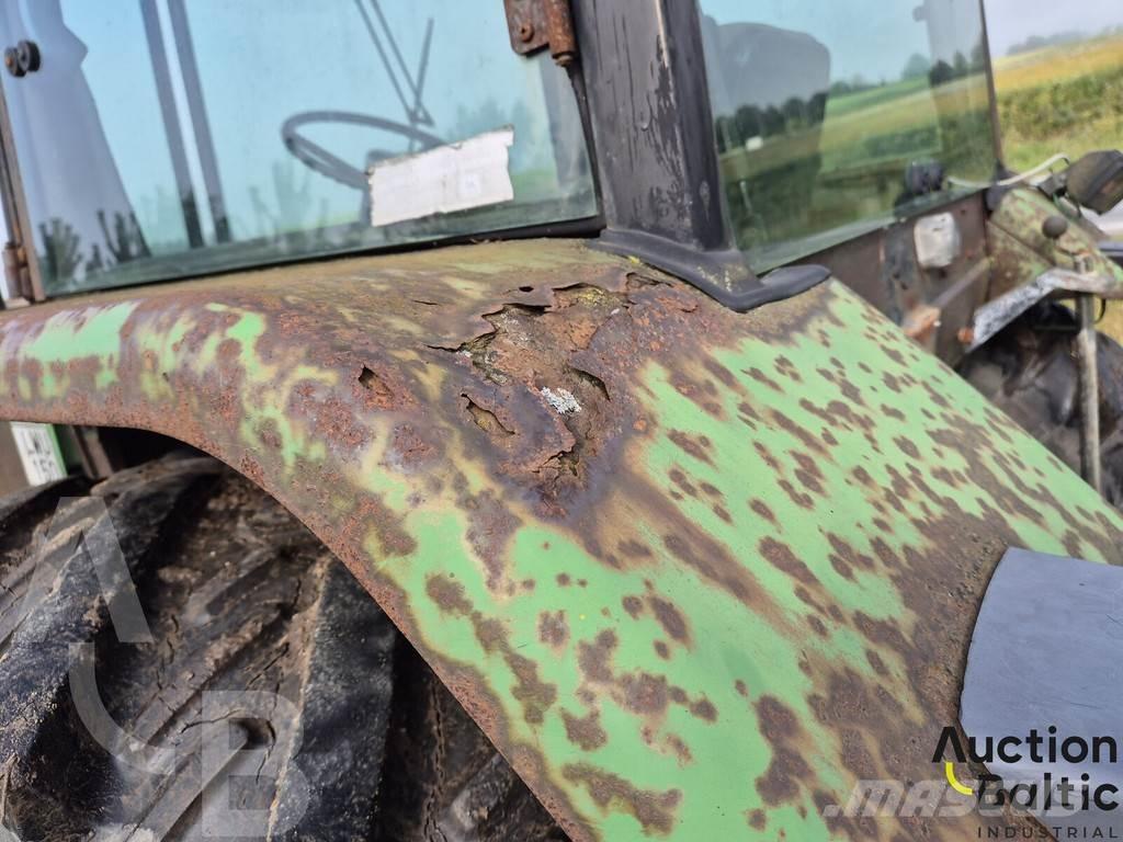 John Deere MFWD Traktory