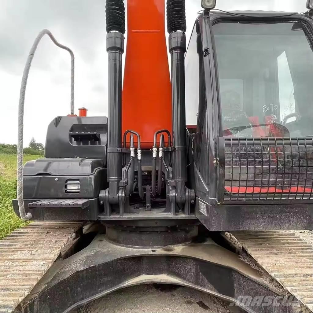 Hitachi ZX 200 Pásová rýpadla