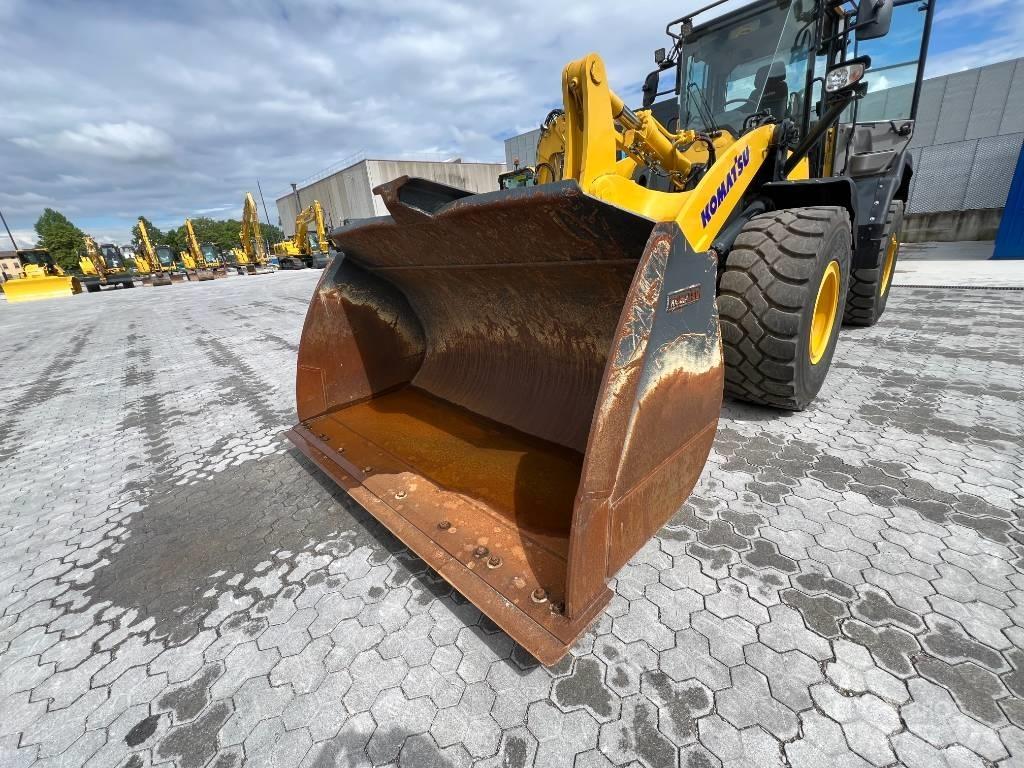 Komatsu WA320-7 Kolové nakladače
