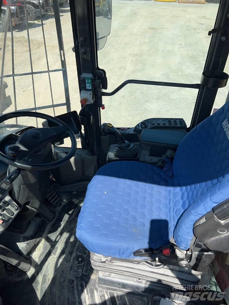 Komatsu WA 270-8 Kolové nakladače