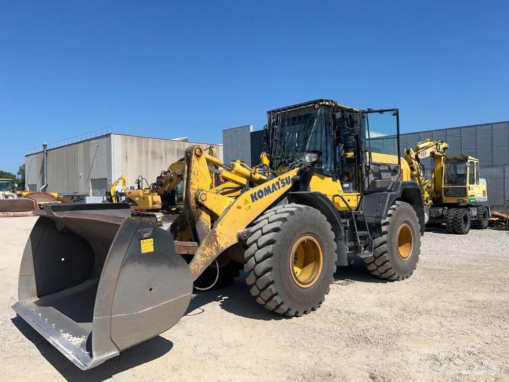 Komatsu WA 270-8 Kolové nakladače