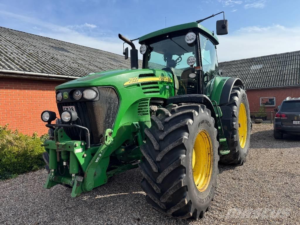John Deere 7920 Traktory