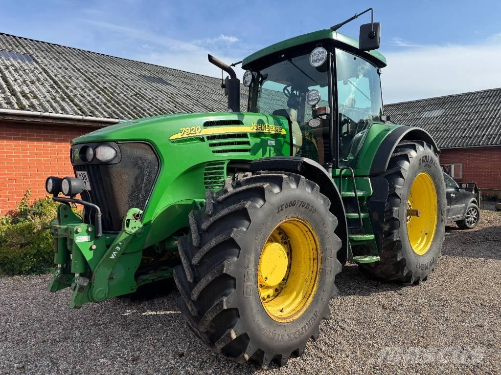 John Deere 7920 Traktory