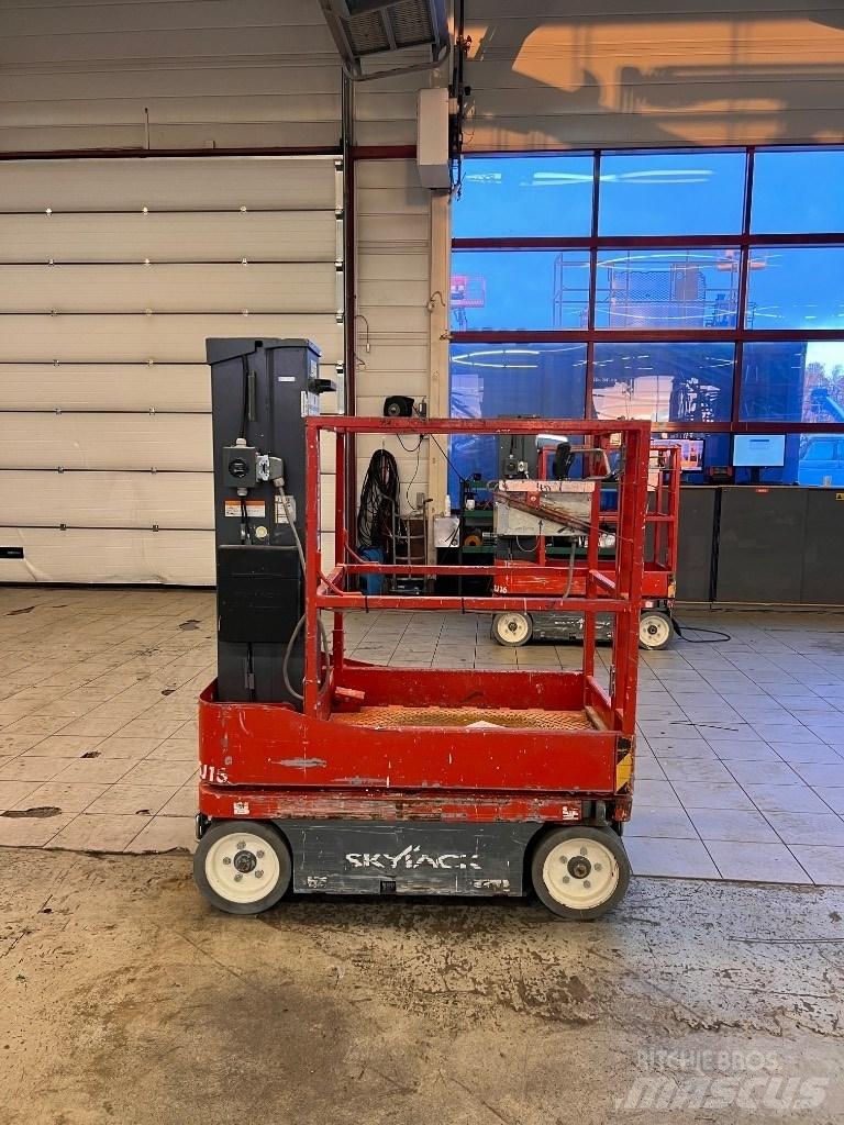SkyJack SJ 16 Vertikální sloupové výtahy