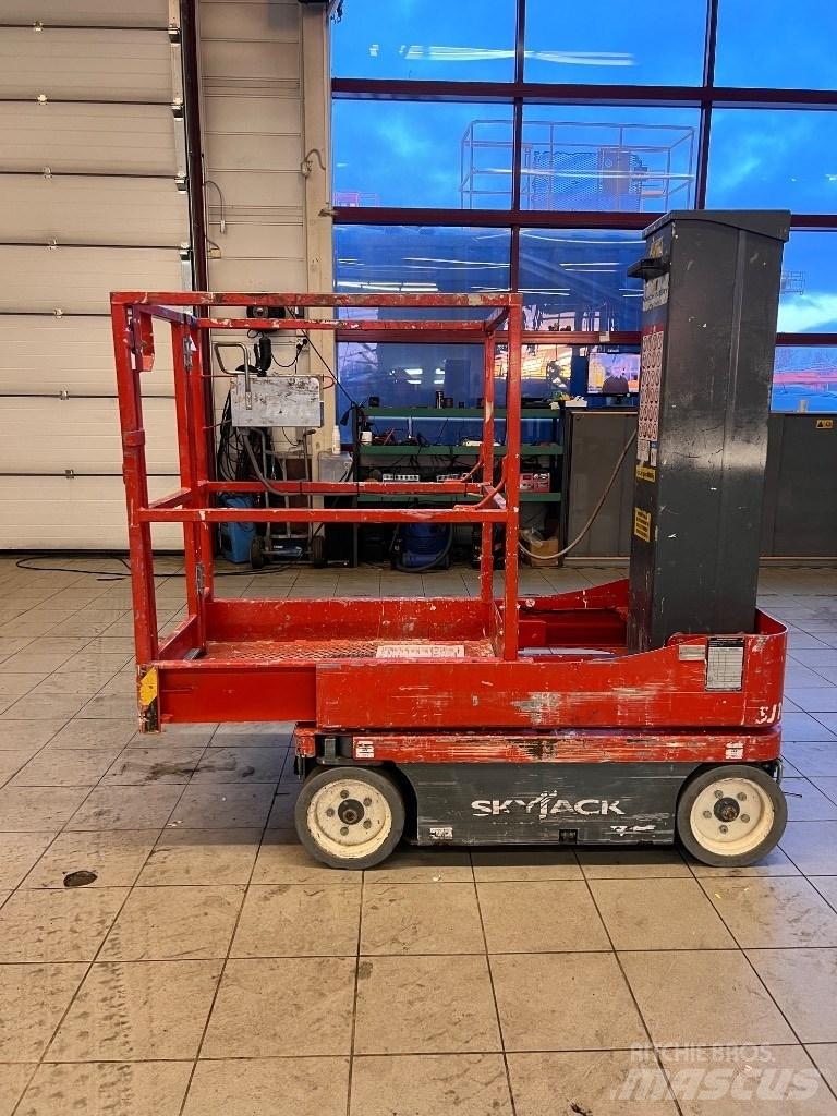 SkyJack SJ 16 Vertikální sloupové výtahy