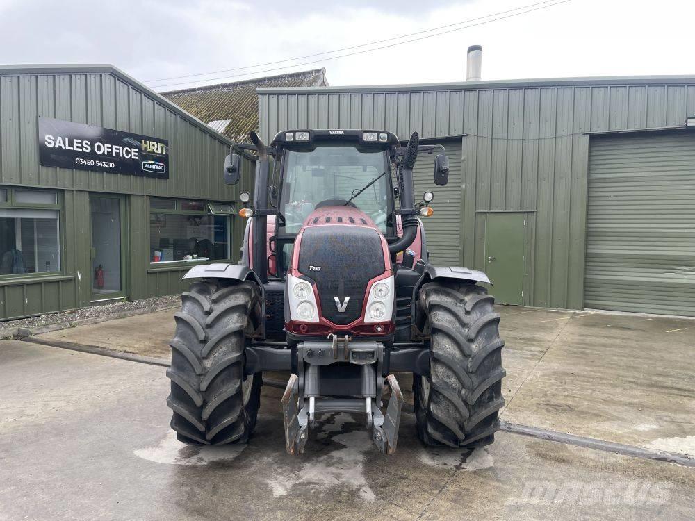 Valtra T 153 Traktory