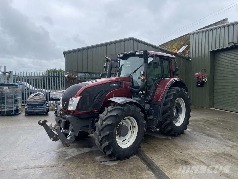 Valtra T 153 Traktory