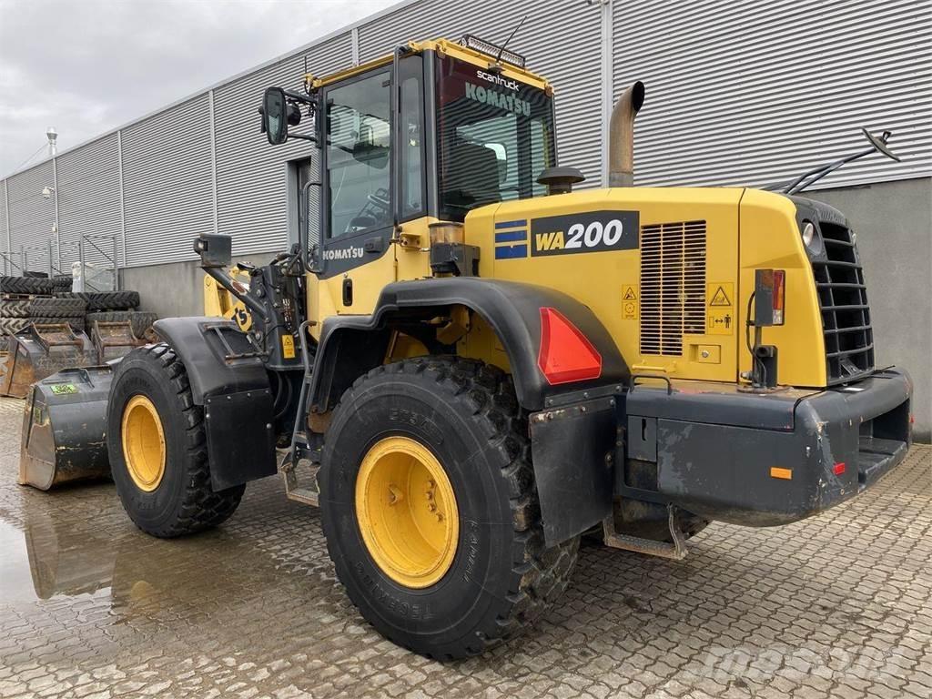 Komatsu WA200-7 Kolové nakladače