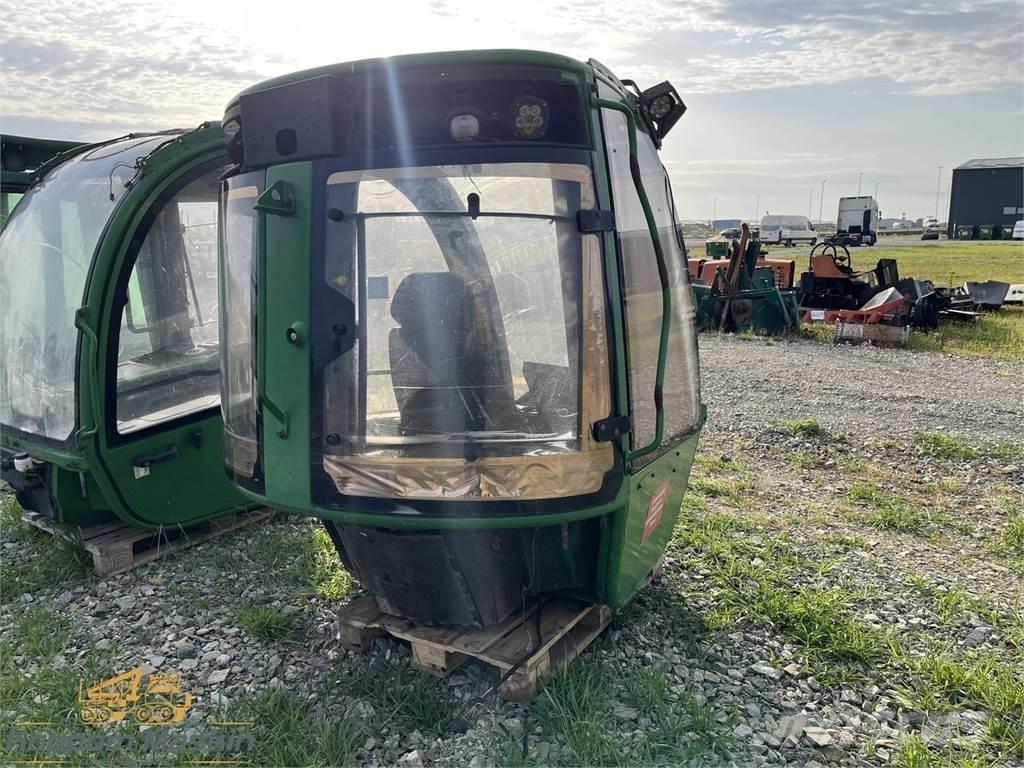 John Deere 1010E Kabiny a interiér