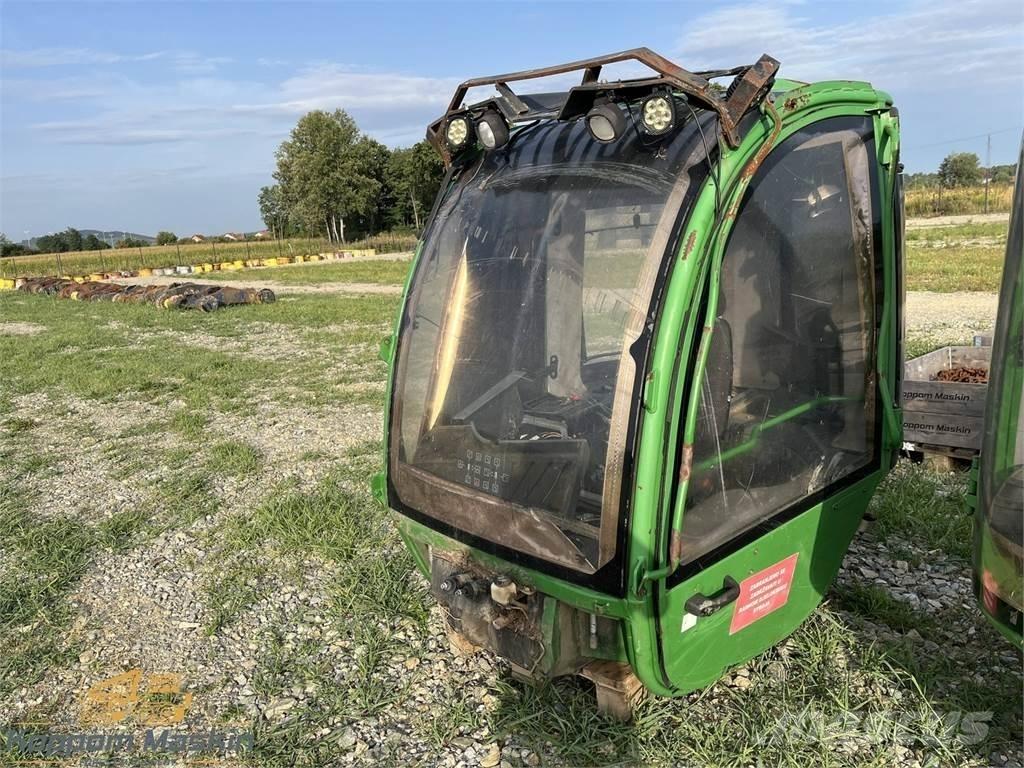 John Deere 1010E Kabiny a interiér