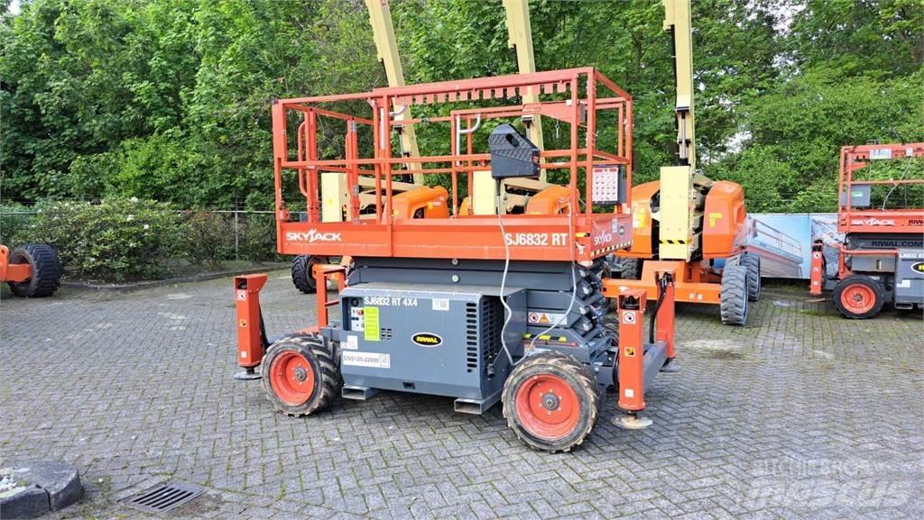 SkyJack 6832RT Nůžková zvedací plošina